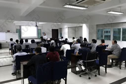 華謀咨詢?yōu)槟常揖咧圃煨袠I(yè)）公司進(jìn)行金牌班組培訓(xùn)